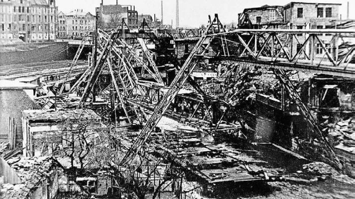 Der Krieg zerstörte auch die wichtigste Wuppertaler Verkehrsverbindung. Wie hier im März 1945 am Bahnhof Wupperfeld waren die Gleise vielerorts unbrauchbar. Erst ab Ostern 1946 konnte die Schwebebahn auf der gesamten Strecke fahren. Foto: Wuppertaler Stadtwerke Der Krieg zerstörte auch die wichtigste Wuppertaler Verkehrsverbindung. Wie hier im März 1945 am Bahnhof Wupperfeld waren die Gleise vielerorts unbrauchbar. Erst ab Ostern 1946 konnte die Schwebebahn auf der gesamten Strecke fahren. Foto: Wuppertaler Stadtwerke