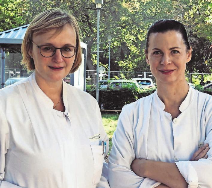 Dr. Katrin Radenbach (li.), ärztliche Leitung der Tagesklinik für ältere Menschen und Dr. Ruth Vukovich (re.), ärztliche Leitung der Gedächtnisambulanz. MAVRIDOU Dr. Katrin Radenbach (li.), ärztliche Leitung der Tagesklinik für ältere Menschen und Dr. Ruth Vukovich (re.), ärztliche Leitung der Gedächtnisambulanz. MAVRIDOU