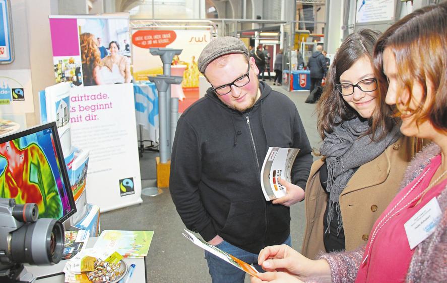 Die Stadt Lengerich bietet mit der Verbraucherzentrale eine LED-Tauschaktion an. Fotos: Michael Baar