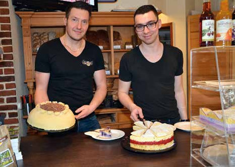 Torten für jeden Geschmack präsentieren Alte Sägerei-Chef Michael Schröder (li.) und sein Mitarbeiter Jannik Werner Fotos: E. C. Meyer