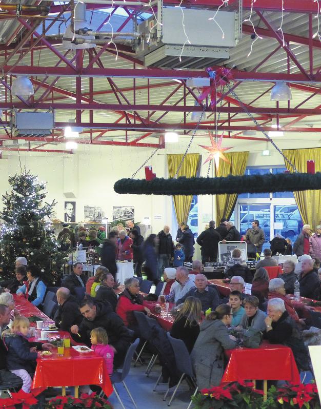 Unter dem großen Adventskranz im Sägewerk bietet sich viel Platz für Besucher. Unter dem großen Adventskranz im Sägewerk bietet sich viel Platz für Besucher.
