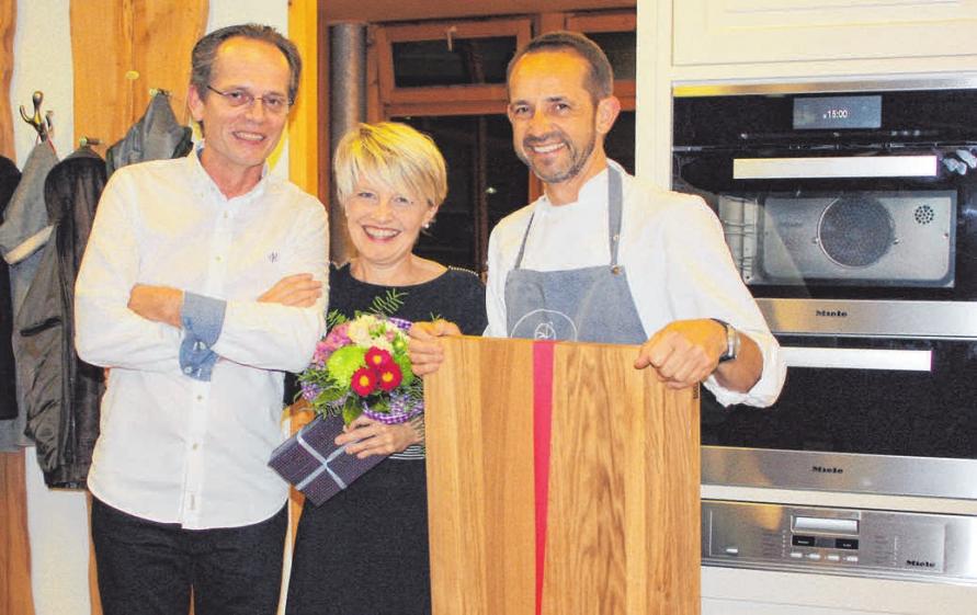 Das hatten Helmut Feuerlein und seine Frau Heidi nicht erwartet.:Sie bekamen von Peter Egger bei der Jubiläumsfeier ein großes Schneidebrett aus Eiche überreicht. FOTO: JL