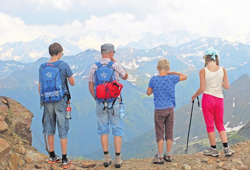 Beste Aussicht: Mit Asept Spray ist die ganze Familie auch im Abenteuerurlaub versorgt. Foto: Vitabalans Beste Aussicht: Mit Asept Spray ist die ganze Familie auch im Abenteuerurlaub versorgt. Foto: Vitabalans