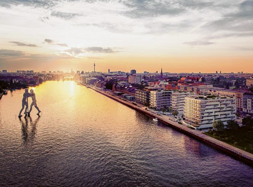 Bewohner des Neubauensembles „Wave“ (rechts) haben den ikonischen Molecule Man fest im Blick BAUWERK CAPITAL Bewohner des Neubauensembles „Wave“ (rechts) haben den ikonischen Molecule Man fest im Blick BAUWERK CAPITAL