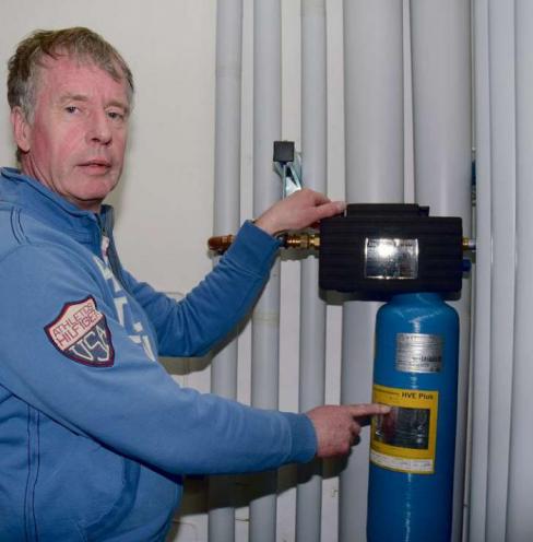 Uwe Brandt, Meister des Gas- und Installateurhandwerks, zeigt ein vorschriftsmäßig eingebautes Ventil, um Heizungswasser aus dem Trinkwasserkreislauf nachzufüllen Foto: Kuno Klein