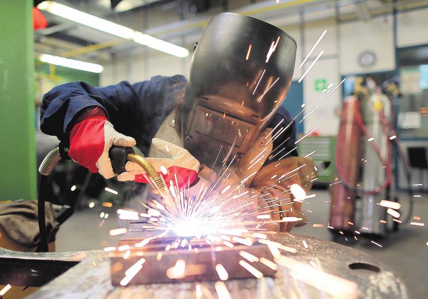 Bundesweit arbeiten rund 5,5 Millionen Beschäftigte in einem der rund 130 Handwerksberufe. FOTO: DPA Bundesweit arbeiten rund 5,5 Millionen Beschäftigte in einem der rund 130 Handwerksberufe. FOTO: DPA