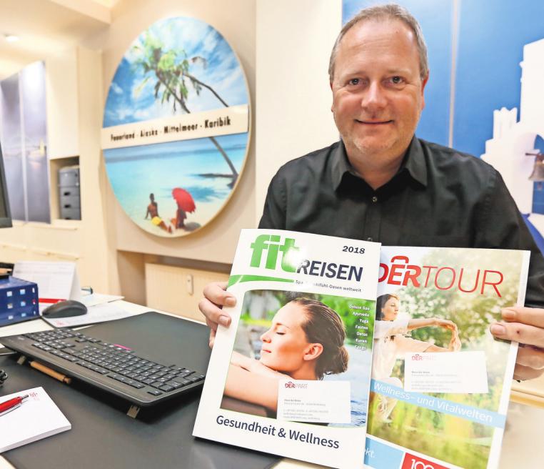 Ziele in der Region sind beliebt: Thorsten Siems vom Reisebüro Derpart zeigt Wellness-Kataloge. BRITTA SCHULZE Ziele in der Region sind beliebt: Thorsten Siems vom Reisebüro Derpart zeigt Wellness-Kataloge. BRITTA SCHULZE