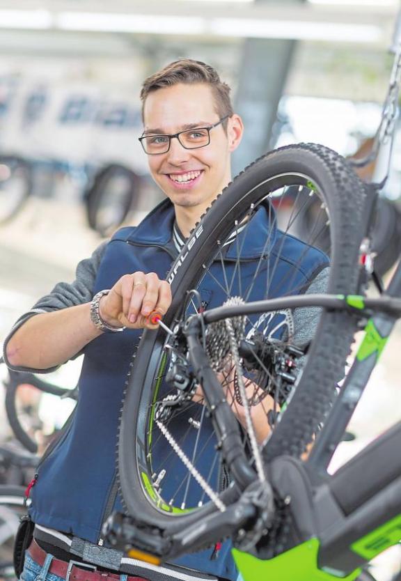 Sebastian Kemner hat sein Hobby zum Beruf gemacht. Der Mountainbike-Fahrer macht eine Ausbildung zum Zweiradmechatroniker. Sebastian Kemner hat sein Hobby zum Beruf gemacht. Der Mountainbike-Fahrer macht eine Ausbildung zum Zweiradmechatroniker.