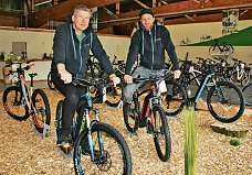 Inhaber Michael Beckmann (links) und Verkäufer Tobias Kohl testen im Ausstellungsraum neue e-Bikes Foto: jae