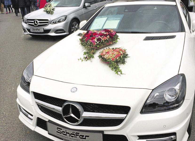 Die Autohäuser in den Gewerbegebieten stellen ihre Schmuckstücke – teilweise verziehrt mit schönen Blumengestecken – aus. Foto: Heike Wabersich Die Autohäuser in den Gewerbegebieten stellen ihre Schmuckstücke – teilweise verziehrt mit schönen Blumengestecken – aus. Foto: Heike Wabersich