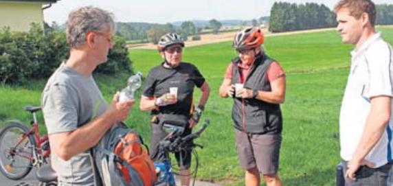 Die Pause an den Kontrollstellen nutzen die Radfahrer zum Verschnaufen. Foto: wb Die Pause an den Kontrollstellen nutzen die Radfahrer zum Verschnaufen. Foto: wb