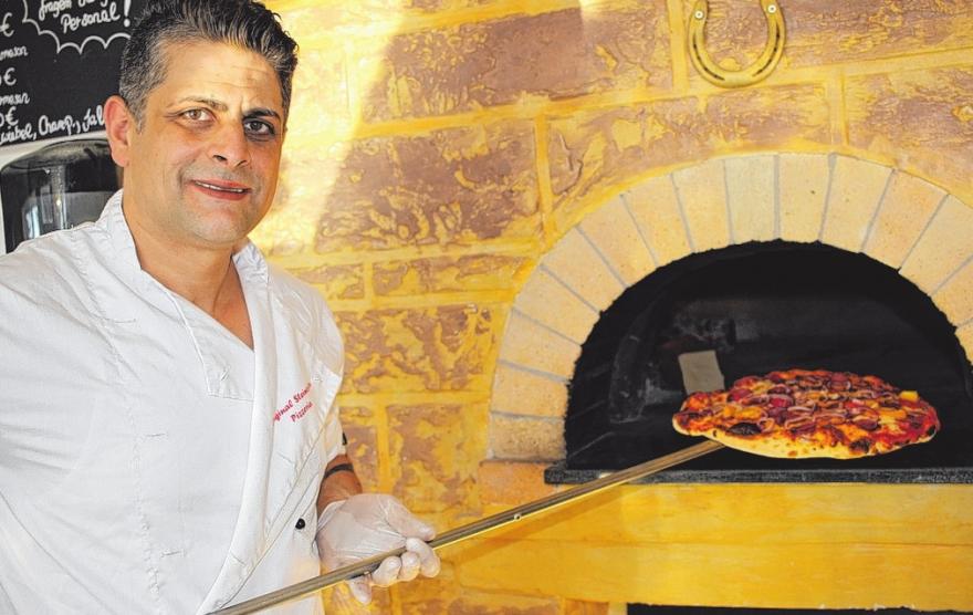 Hamza Nasra hat sein Handwerk vor vielen Jahren bei einem erfahrenen Pizzabäcker gelernt. FOTO: PHILIPP AISSEN Hamza Nasra hat sein Handwerk vor vielen Jahren bei einem erfahrenen Pizzabäcker gelernt. FOTO: PHILIPP AISSEN