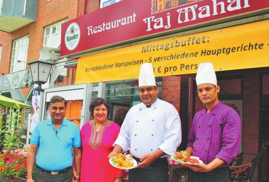 Inhaber Subhash Veauli (links) und sein Team vom Taj Mahal Restaurant Ahrensburg Foto: jae