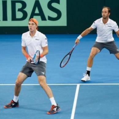 Weiter ungeschlagen im Davis Cup: Tim (Pütz) und Struffi (Jan Lennard Struff). (Foto: Jürgen Hasenkopf)
