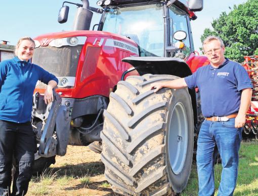 Treckerfahren ist auch möglich, wie Burkhard Schultz (r.) sagt. Treckerfahren ist auch möglich, wie Burkhard Schultz (r.) sagt.