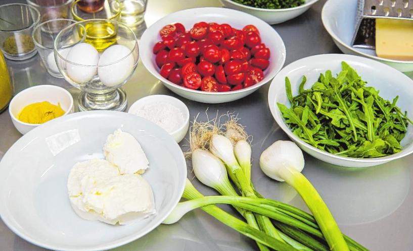 Die frischen Zutaten für eine sommerliche Tomatentarte.