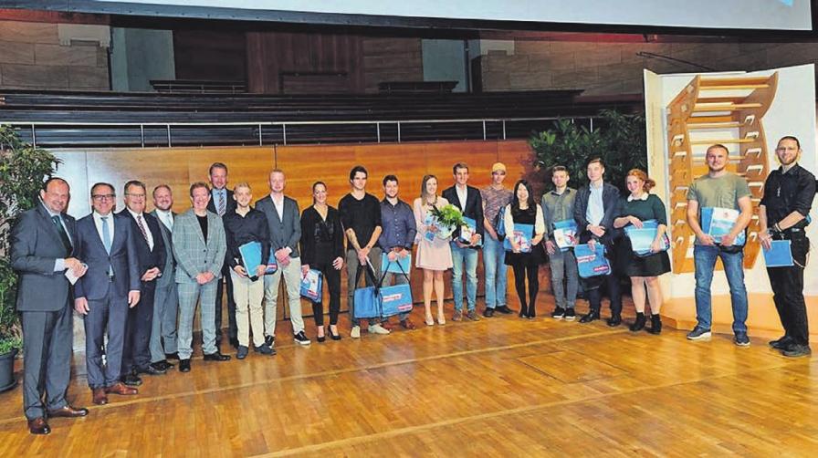 Frisch gebackene Gesellen und ihre stolzen Ausbilder: Die Lossprechungsfeier in der Historischen Stadthalle ist stets ein bewegendes Ereignis Frisch gebackene Gesellen und ihre stolzen Ausbilder: Die Lossprechungsfeier in der Historischen Stadthalle ist stets ein bewegendes Ereignis