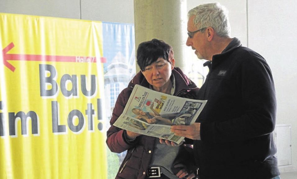 Auf der Bau im Lot mit Veranstalter Joachim Heinze finden Besucher Bau-Handwerksfirmen, welche mit dem Zeichen des „Goldenen Lots“, dem Siegel, welches seit 33 Jahren Handwerksfirmen mit besonderem Qualitätsanspruch auszeichnet. Sie beraten gerne und stehen auch nach der Messe noch zur Verfügung. Fotos: Sonja Schönthier/Christine Wieser Auf der Bau im Lot mit Veranstalter Joachim Heinze finden Besucher Bau-Handwerksfirmen, welche mit dem Zeichen des „Goldenen Lots“, dem Siegel, welches seit 33 Jahren Handwerksfirmen mit besonderem Qualitätsanspruch auszeichnet. Sie beraten gerne und stehen auch nach der Messe noch zur Verfügung. Fotos: Sonja Schönthier/Christine Wieser