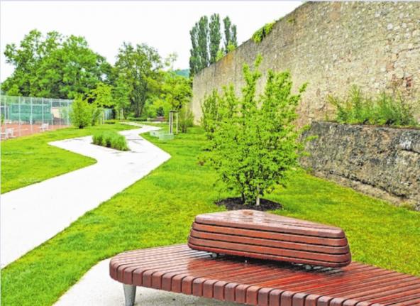 In der Zellerau finden sich grüne Oasen zum Ausspannen – wie hier an der alten Mauer von Kloster Himmelspforten. FOTO ZWIRNER