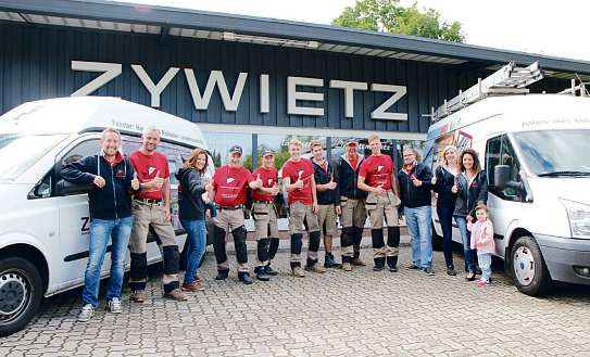 Sascha Thießen (links) mit seinem Mitarbeiterteam der Firma Zywietz Bauelemente und Rolladenbau GmbH Foto: Zywietz