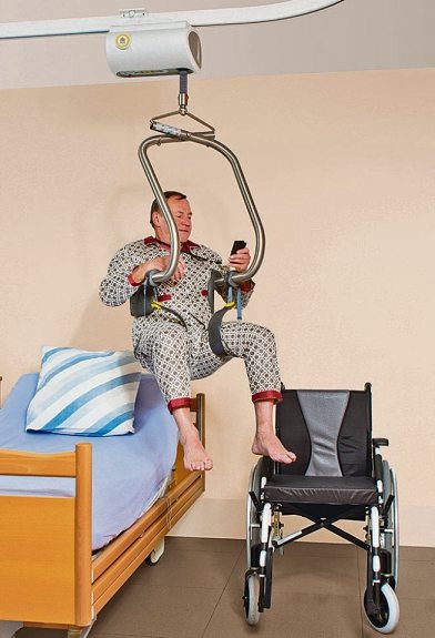 Mit den Deckenliftern und Hebebügeln von Handi- Move gelangen Menschen mit Behinderung ohne fremde Hilfe z. B. vom Bett in den Rollstuhl