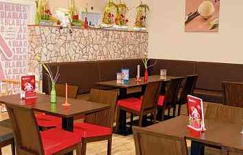 Blick in das gemütlich eingerichtete Eiscafé. Blick in das gemütlich eingerichtete Eiscafé.