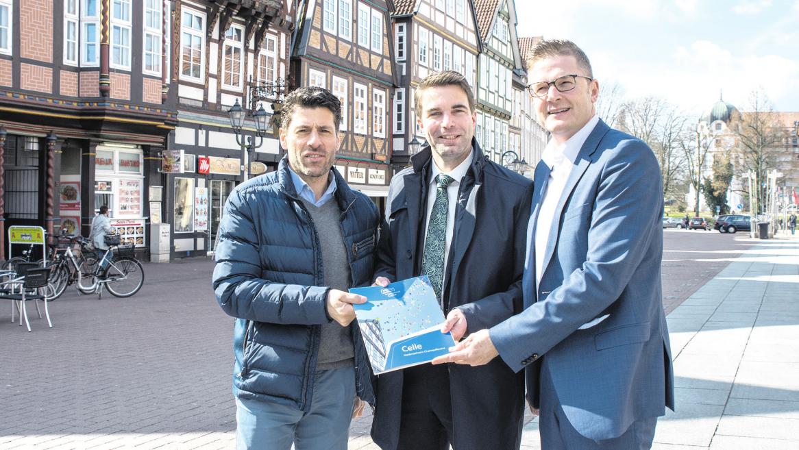 Auf der Celler Stechbahn, dem Start- und Zielort der Urban Challenge: Reinald Achilles (von links), Pressesprecher BKK Mobil Oil Urban Challenge, OB Dr. Jörg Nigge und Christian Dierks, Bereichsleiter Marketing und Kommunikation BKK Mobil Oil. Foto: Stadt Celle Auf der Celler Stechbahn, dem Start- und Zielort der Urban Challenge: Reinald Achilles (von links), Pressesprecher BKK Mobil Oil Urban Challenge, OB Dr. Jörg Nigge und Christian Dierks, Bereichsleiter Marketing und Kommunikation BKK Mobil Oil. Foto: Stadt Celle