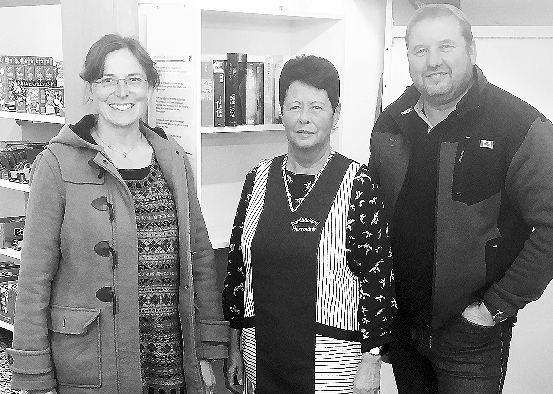 Jens Stratmann (von rechts) bedankte sich bei Heike Herrmann von der gleichnamigen Dorfbäckerei in Eversen und bei der Bücherschrank- Patin Karola Jahnel-Pfeiffer. Foto: privat Jens Stratmann (von rechts) bedankte sich bei Heike Herrmann von der gleichnamigen Dorfbäckerei in Eversen und bei der Bücherschrank- Patin Karola Jahnel-Pfeiffer. Foto: privat