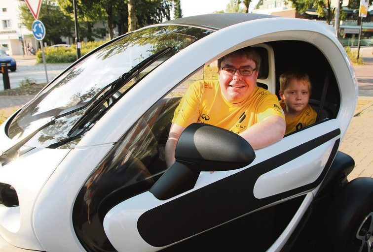 Werner Blohm mit seinem Sohn Erik, der von der Fahrt im Renault Twizy total begeistert ist Foto: cs