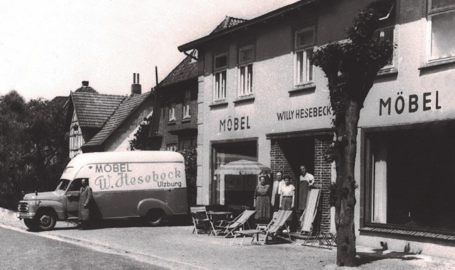 1953 wurde der erste Möbelwagen vor dem ehemaligen Geschäftshaus in der Maurepasstraße 10 präsentiert