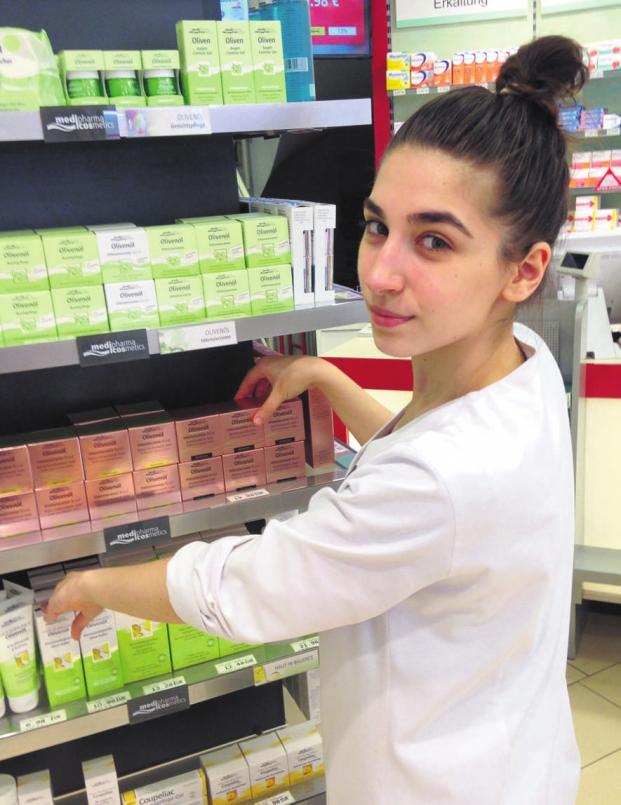 Elif Altun (20) ordnet die Packungen im Regal. Sie macht eine Ausbildung zur PKA in der Pluspunkt Apotheke in Bergedorf. Foto: Klotz
