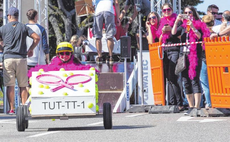 Spektakulär beim Seifenkisten-Rennen: Die Fahrzeuge sind häufig aufwendig dekoriert. FOTO: RALPH GRAVENSTEIN