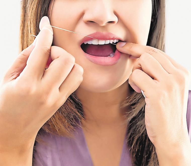Zwischenräume: Wohin die Zahnbürste nicht kommt, da kann Zahnseide oder Reinigungsband helfen. FOTO: FOTOLIA Zwischenräume: Wohin die Zahnbürste nicht kommt, da kann Zahnseide oder Reinigungsband helfen. FOTO: FOTOLIA