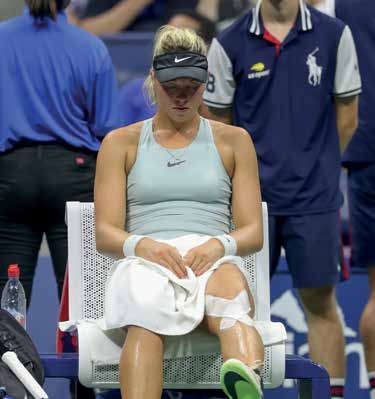 Carina Witthöft schaut frustriert auf ihr getaptes Knie, sie spielt seit April mit Schmerzen. Aus gegen Serena Williams mit 2:6, 2:6. Foto: Jürgen Hasenkopf