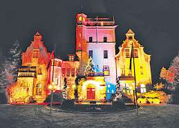 Das stimmungsvoll beleuchtete Schloss Tremsbüttel in der Vorweihnachtszeit. Im Hotel können Gesellschaften ganz nach eigenen Wünschen feiern