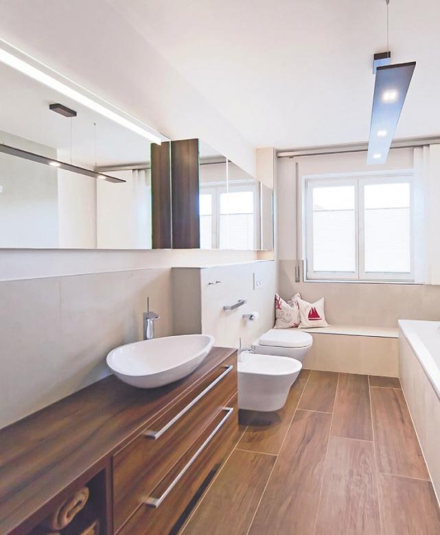 Damit bei der Badeinrichtung alles passt, bieten erfahrene Sanitärfachbetriebe Modernisierungsleistungen aus einer Hand Bild: djd - www.die-badgestalter.de