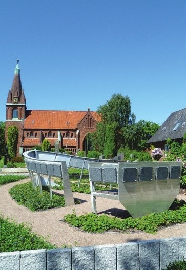 Moderne Gestaltung einer Grabstätte: Das Urnenschiff in Finkenwerder. Foto: Dorit Böhnke