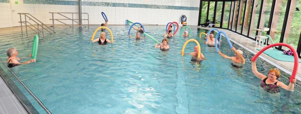 Sport im Wasser: Die Wolfsburger Hallenbäder haben zahlreiche Kurse im Angebot – etwa Aquafitness, Aquajogging und Wassergymnastik. BRITTA SCHULZE (ARCHIV) Sport im Wasser: Die Wolfsburger Hallenbäder haben zahlreiche Kurse im Angebot – etwa Aquafitness, Aquajogging und Wassergymnastik. BRITTA SCHULZE (ARCHIV)