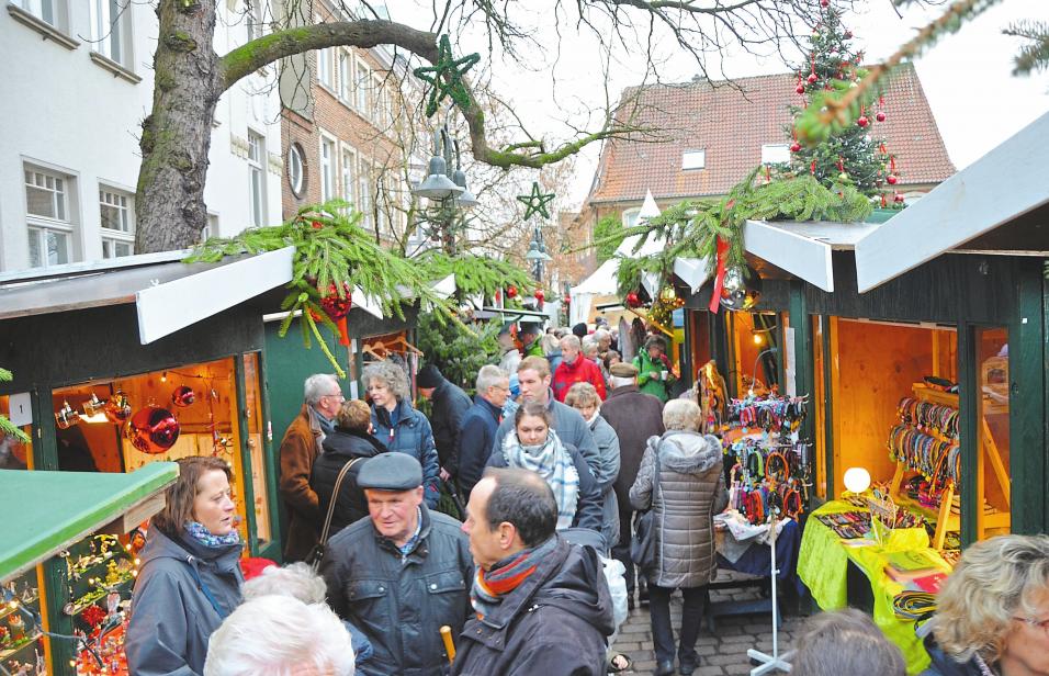 Mit festlich geschmückten Ständen präsentieren rund 35 Aussteller ihre Angebote in der Altstadt. Außerdem wird den Besuchern an den drei Tagen ein vorweihnachtliches Programm geboten. Foto: Große Hüttmann