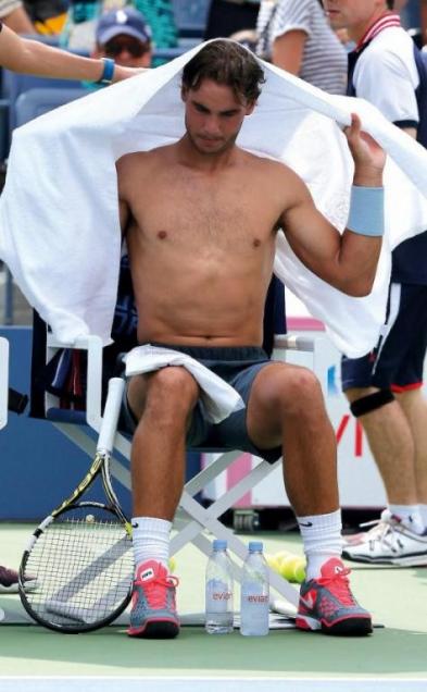 Rafael Nadal hat seine Handtuchverteilung auf dem Platz zur Perfektion gebracht. In Zukunft wird er sich vermutlich etwas Neues einfallen lassen müssen. (Foto: Jürgen Hasenkopf) 