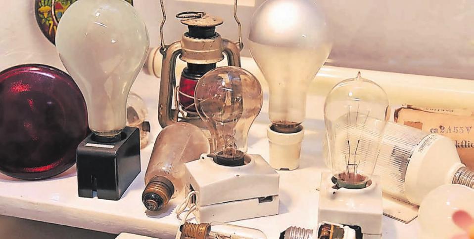 Es werde Licht: Nach der Petroleumlampe kam erst die Kohlenfadenlampe und dann die Glühbirne mit dem Wolframfaden Es werde Licht: Nach der Petroleumlampe kam erst die Kohlenfadenlampe und dann die Glühbirne mit dem Wolframfaden