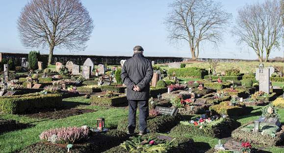 Würdevoller Abschied Vorsorge für eine würdige Bestattung und regelmäßige Grabpflege gehören zum allgemeinen Persönlichkeitsrecht eines Menschen und dessen Angehörigen. Foto: FBdF, Bonn