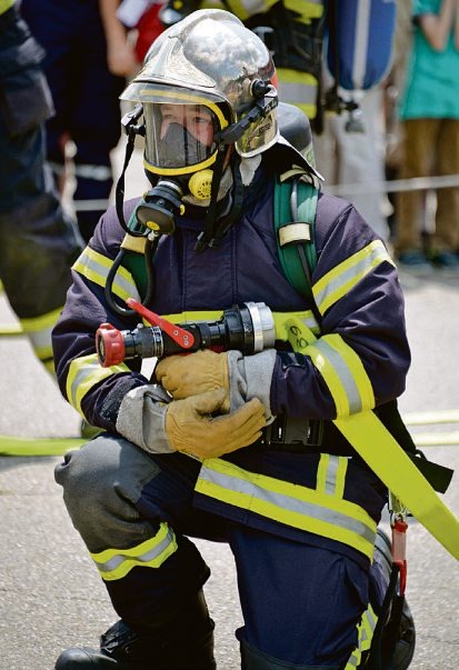 Feuerwehrmann ist bei vielen Kindern der allererste Berufswunsch. Eine Mitgliedschaft bei einer freiwilligen Feuerwehr wäre eine gute Vorbereitung djd/AUBI-plus/blickpixel/Pixabay Public Domain