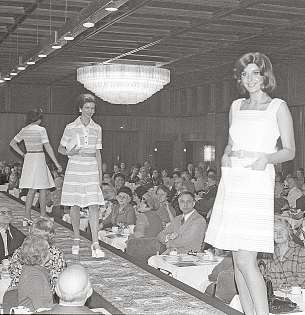Seit jeher bietet das Maritim Hotel Bellevue Kiel den perfekten Rahmen für Galas und Feste, hier zum Beispiel 1974 bei einer Modenschau. FOTO: HFR Seit jeher bietet das Maritim Hotel Bellevue Kiel den perfekten Rahmen für Galas und Feste, hier zum Beispiel 1974 bei einer Modenschau. FOTO: HFR