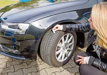 Zur üblichen Autopflege empfiehlt es sich, stets Profiltiefe und Reifenfülldruck zu kontrollieren. Foto: djd/Delticom/Holger Jacoby Zur üblichen Autopflege empfiehlt es sich, stets Profiltiefe und Reifenfülldruck zu kontrollieren. Foto: djd/Delticom/Holger Jacoby