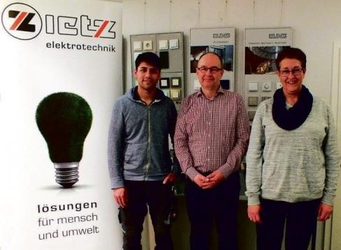 Gemeinsam haben sie viel erreicht (v.l.n.r.): Auszubildender Abed Oryakhil, Arno Zietz, Geschäftsführer der Zietz Elektrotechnik GmbH, und Andrea Sander, Ausbildungsbegleiterin bei der Handwerkskammer Hamburg