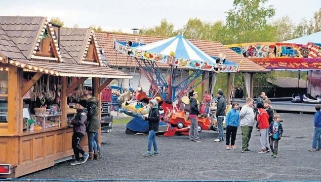 Der Vergnügungspark am Sportplatz sorgt für Unterhaltung bei Groß und Klein. Der Vergnügungspark am Sportplatz sorgt für Unterhaltung bei Groß und Klein.