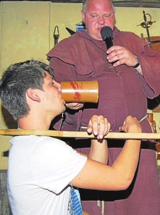 Beim unterhaltsamen Ritteressen mit Miche dem Wirt geht es zu wie im Mittelalter. Foto: pm Beim unterhaltsamen Ritteressen mit Miche dem Wirt geht es zu wie im Mittelalter. Foto: pm
