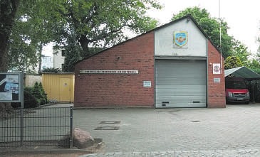 Das Feuerwehrhaus in Kirchsteinbek ist marode. Es sollte auf dem Marktplatz neu gebaut werden, aber Anwohner sind dagegen Foto: FFW