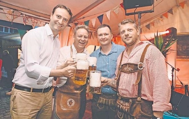Das Bier fließt, jetzt kann es los gehen.